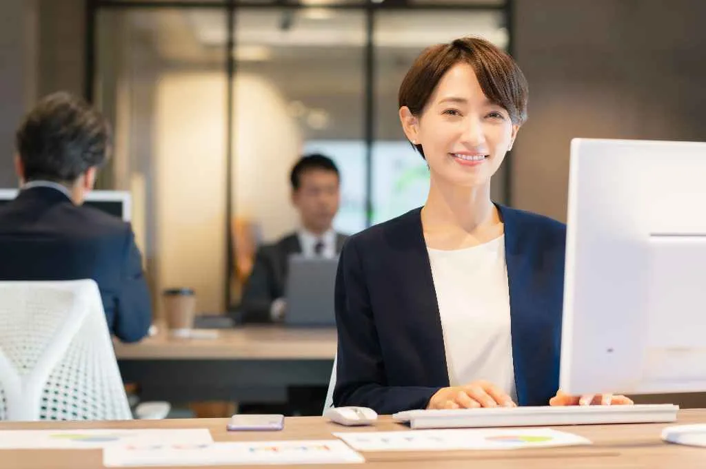 PCに向かって会計実務や業務を進める女性の様子
