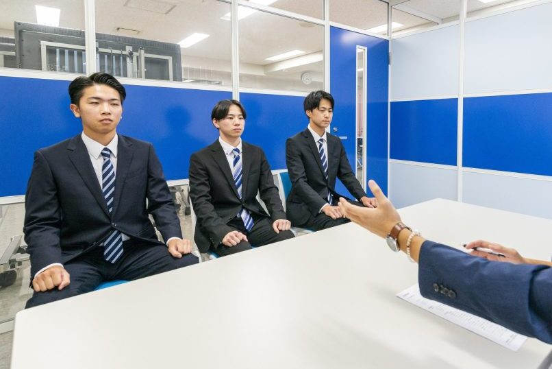 公務員試験の面接を行う学生