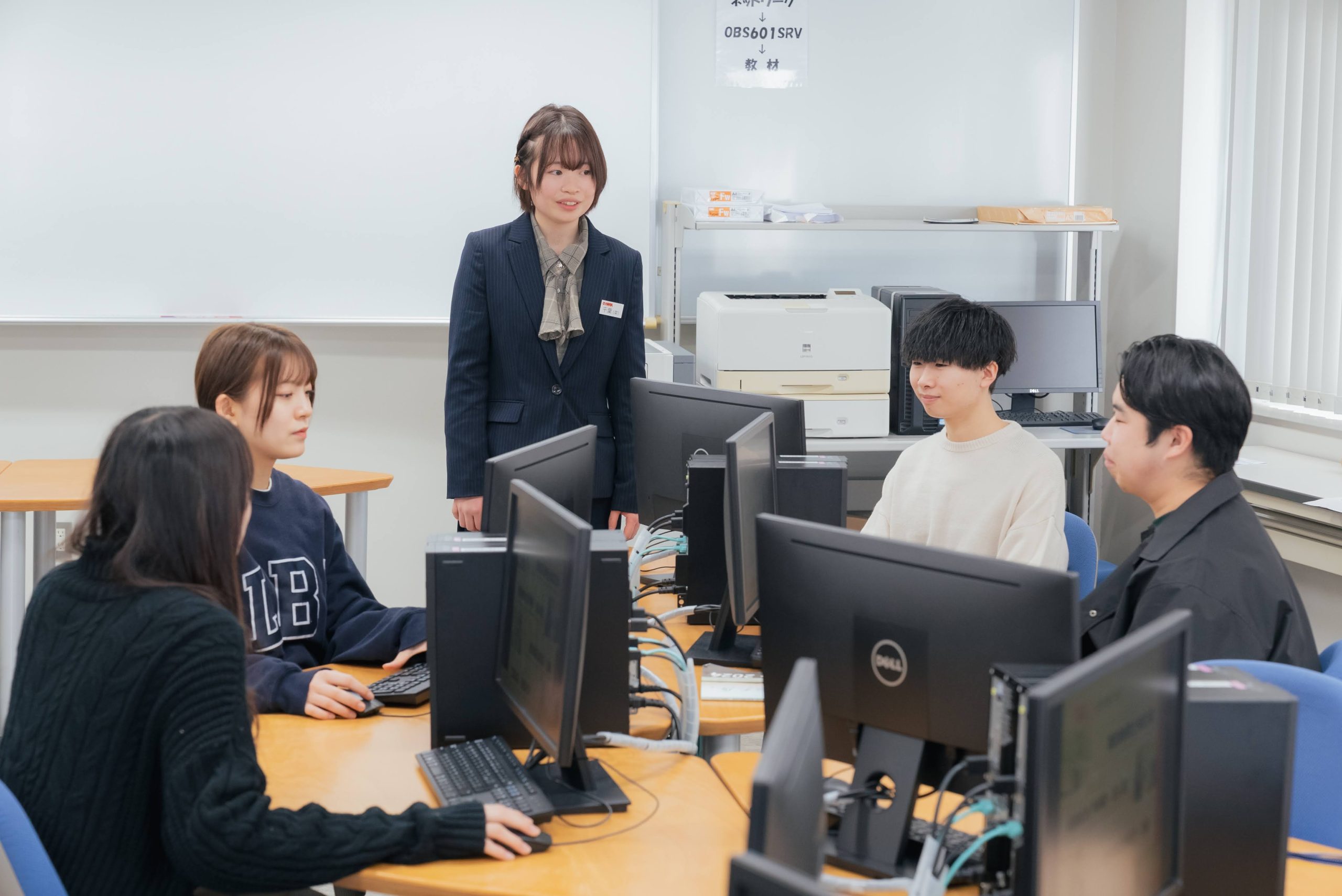 社会人が専門学校に入る意味はある？学び直しのメリットや向いている人 