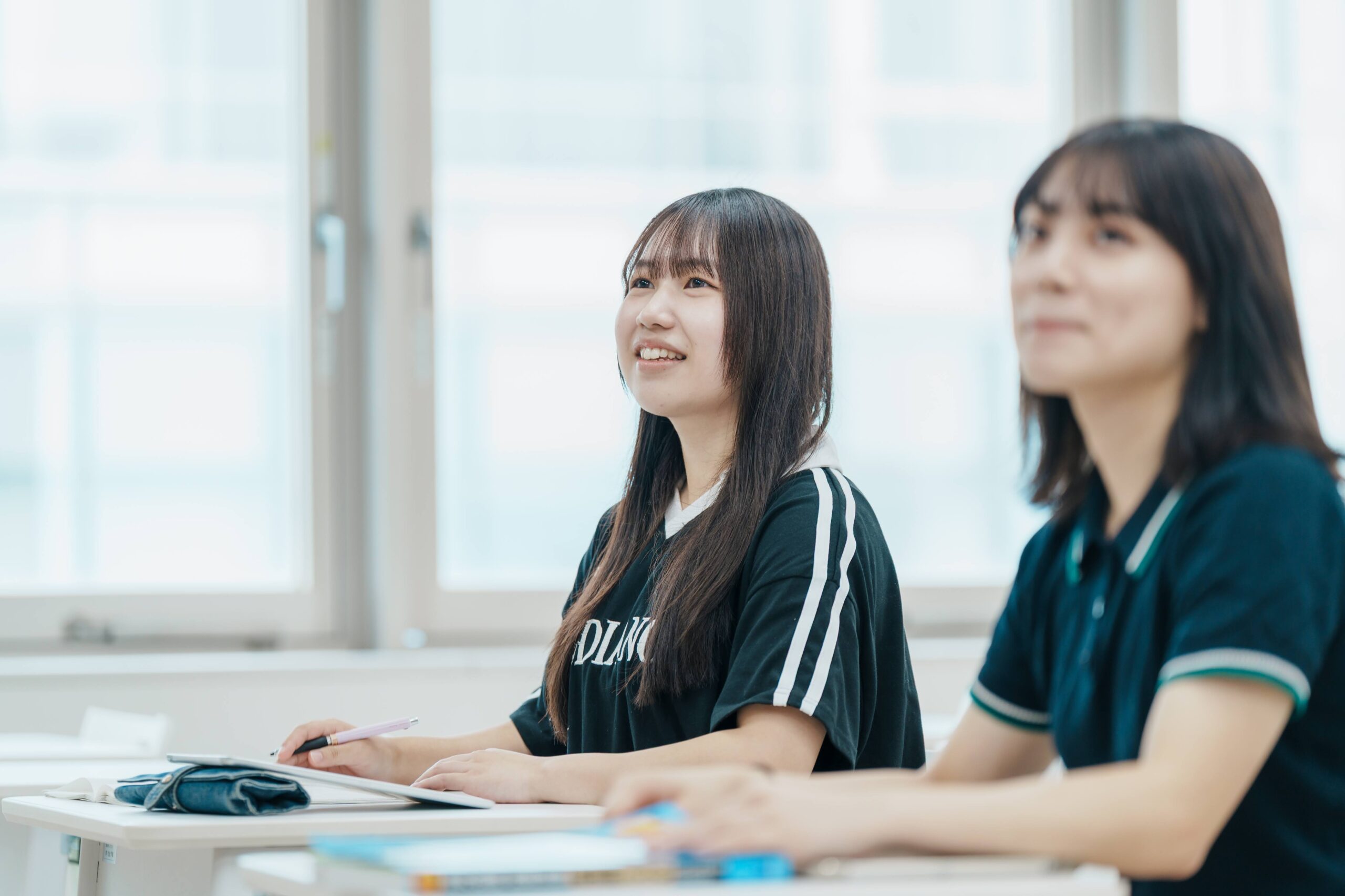 専門学校で宅地建物取引士の勉強をしている学生