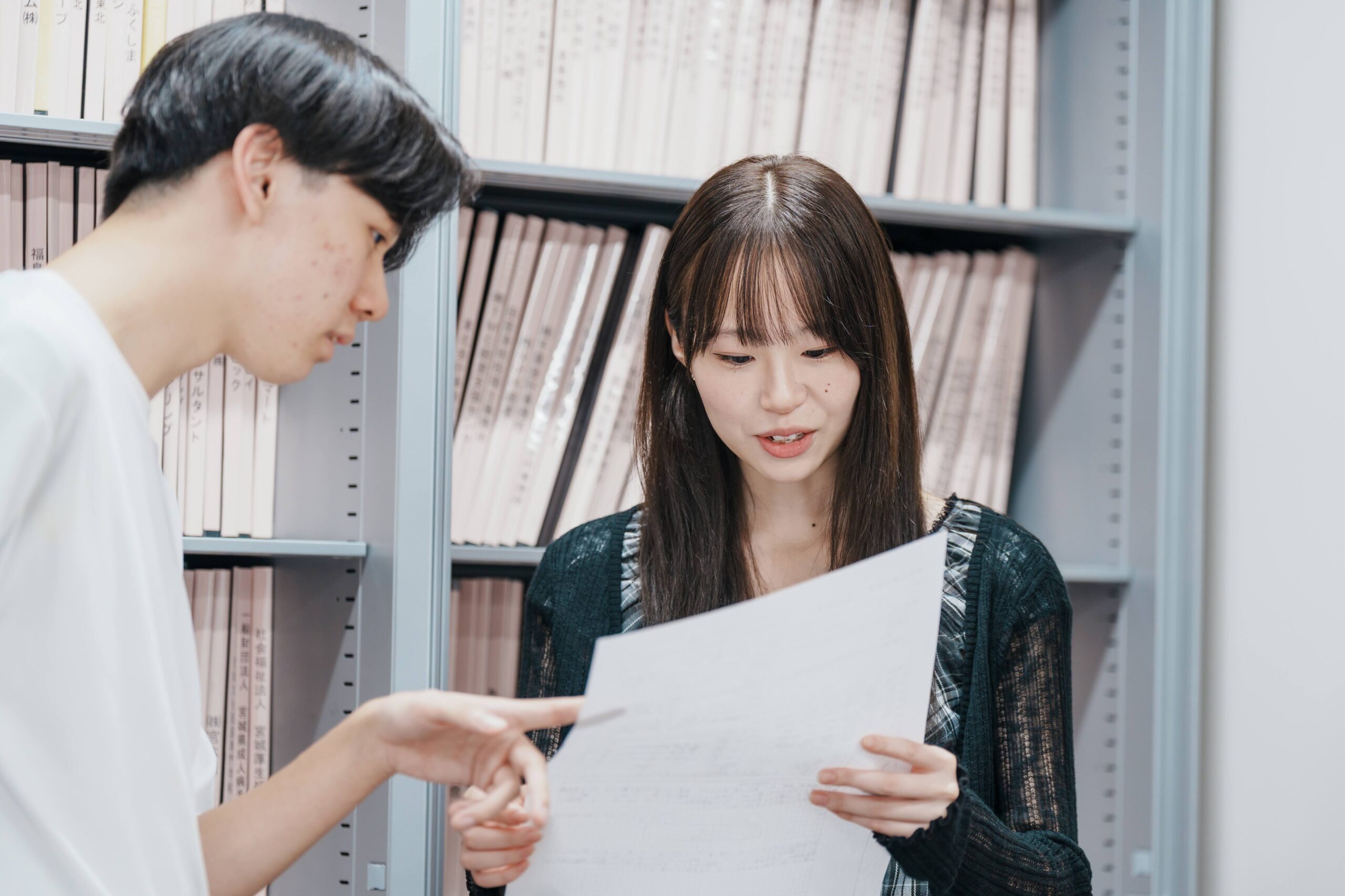 疑問点についてプリントを見ながら講師や仲間に相談する様子