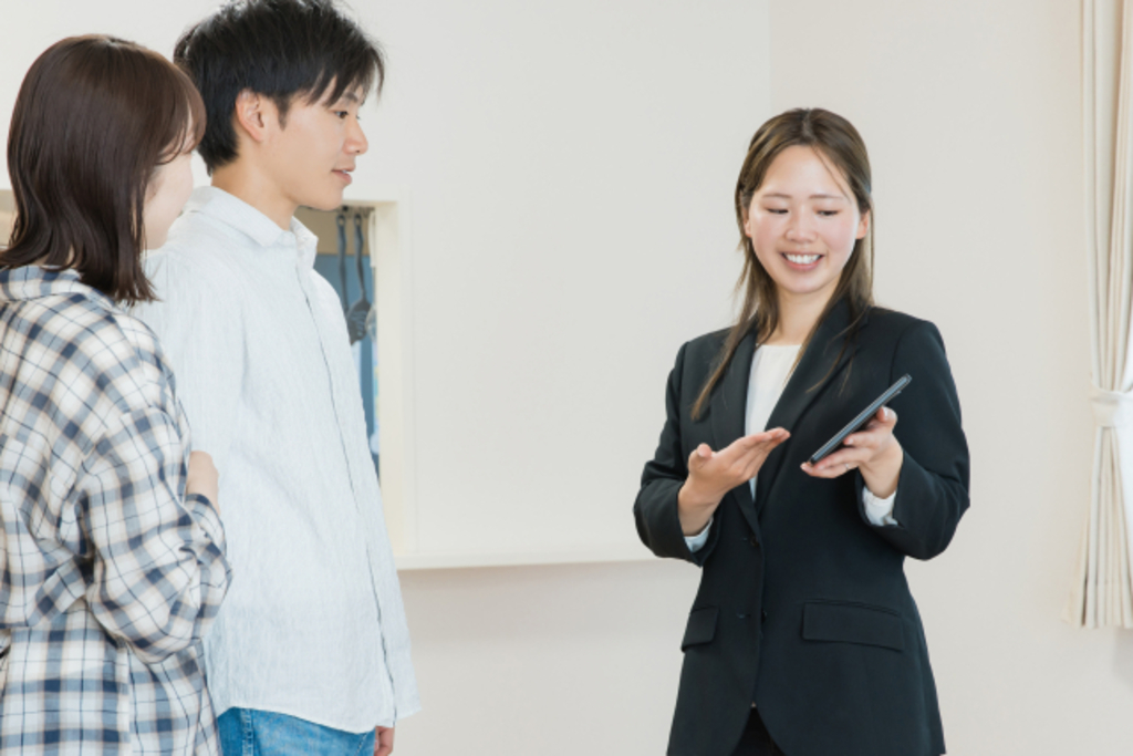 宅建を生かせる就職先である不動産会社にて顧客へ物件説明・接客を行う様子