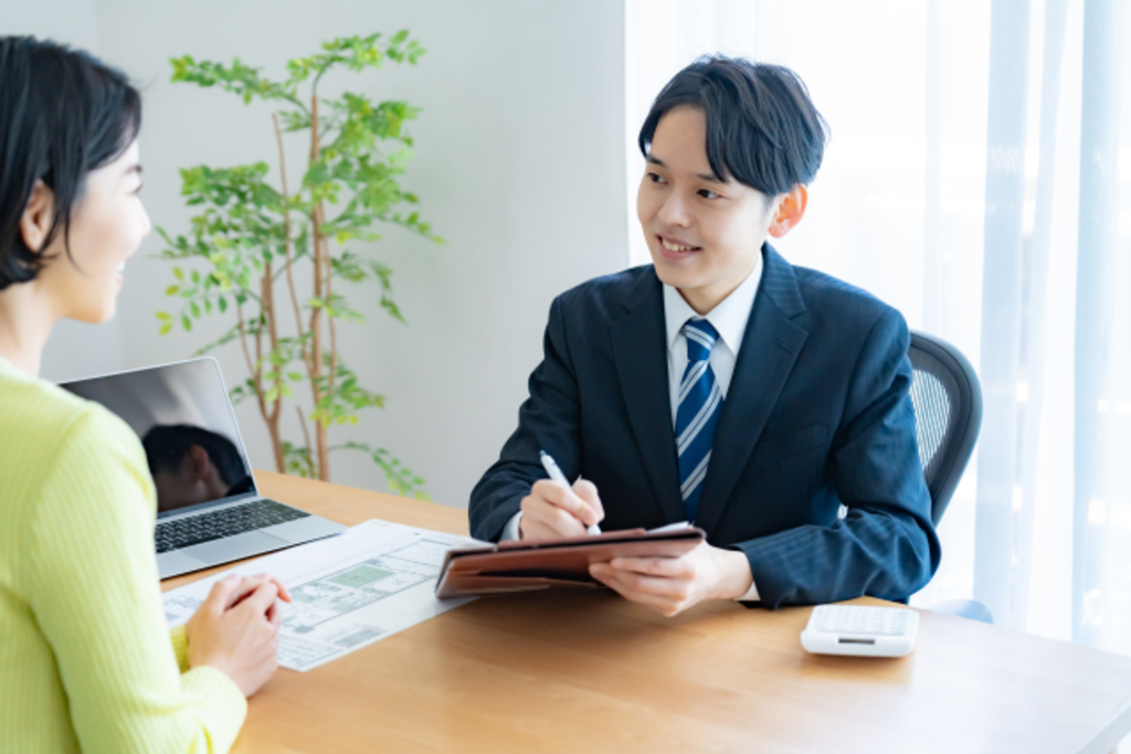 宅建資格を生かして不動産仲介会社や住宅メーカーで顧客の相談に乗る担当者