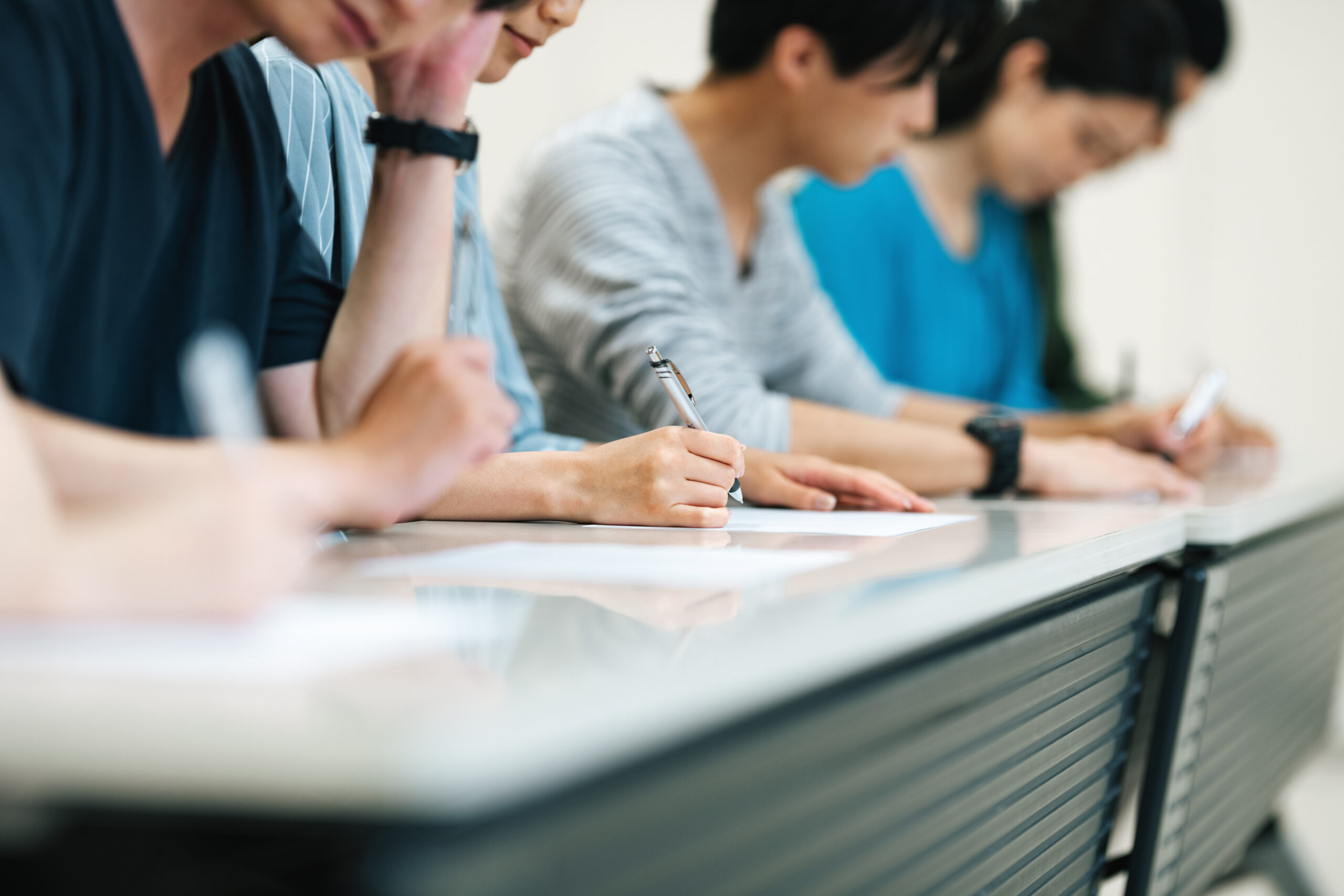専門学校の教室で集中して学習を進める学生たちの授業風景