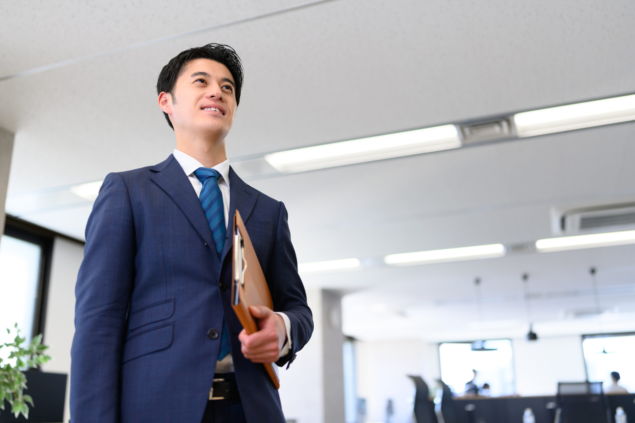 知識を活かしてビジネスの現場で活躍する社労士のイメージ