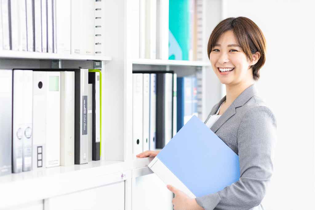 宅建資格を生かして不動産会社や金融機関などのオフィスで活躍する女性社員