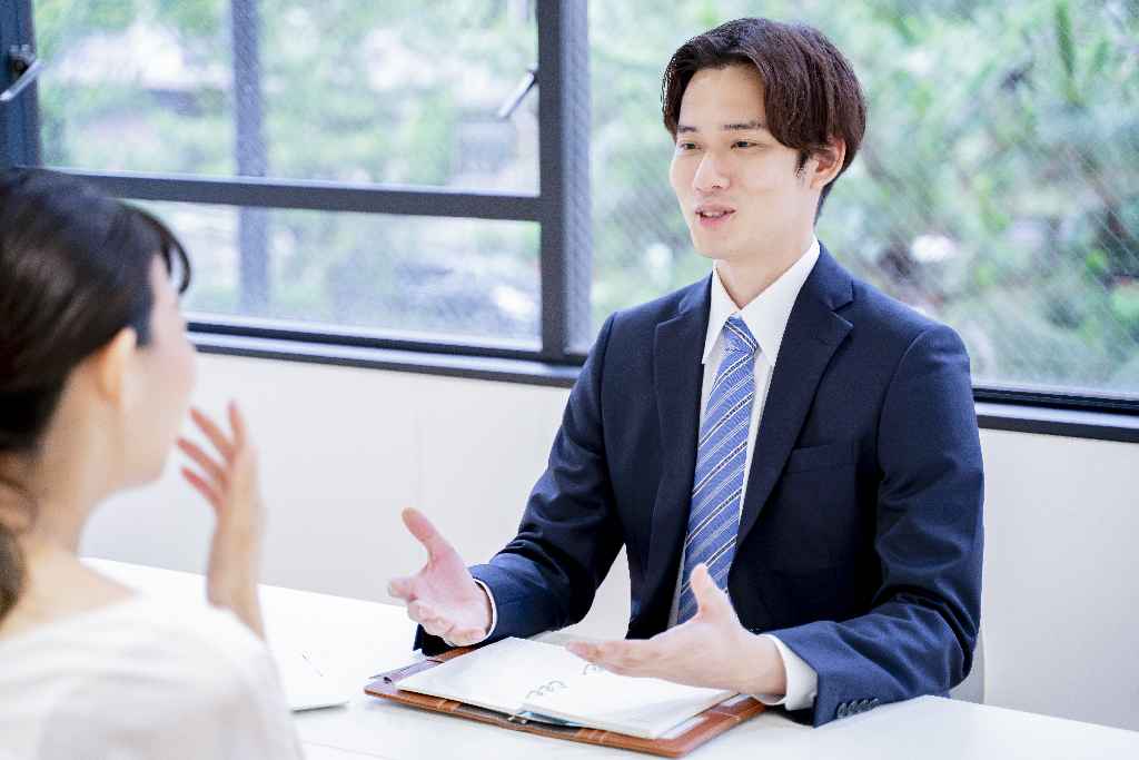 親身になって労務管理のアドバイスを行う社労士の相談風景