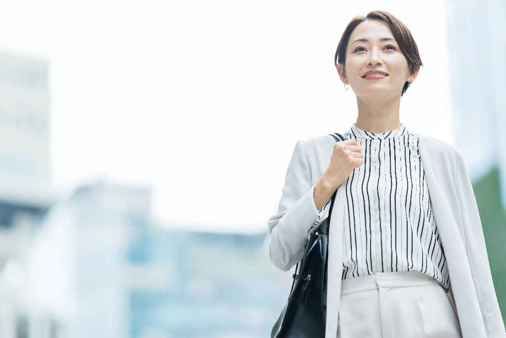 宅建資格を取得し不動産業界や関連分野で活躍する女性社員