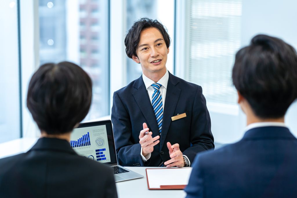クライアントからの労務相談に応じる社会保険労務士のイメージ