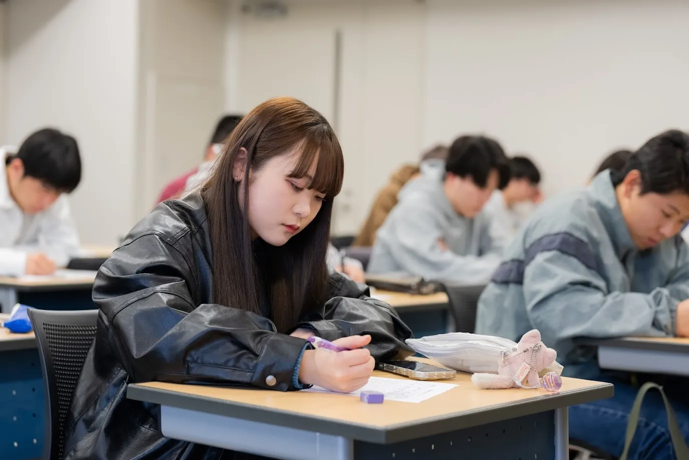 公務員試験対策の授業で問題を解く女子学生