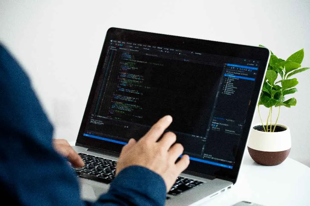 ノートパソコンでWebサイトのコードを編集する手元