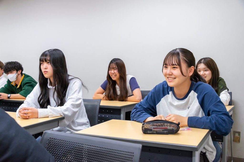教室で笑顔を見せる公務員志望の女子学生たち