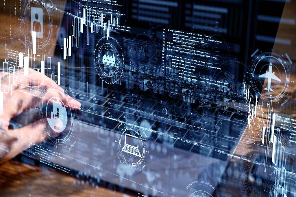 データを表示したデジタル画面を操作する手