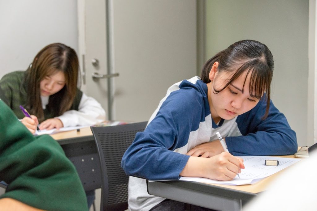税理士試験に向けて勉強する女子学生