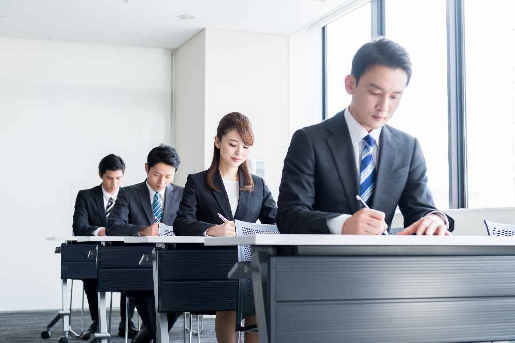 高卒程度の公務員試験に臨む受験者たち