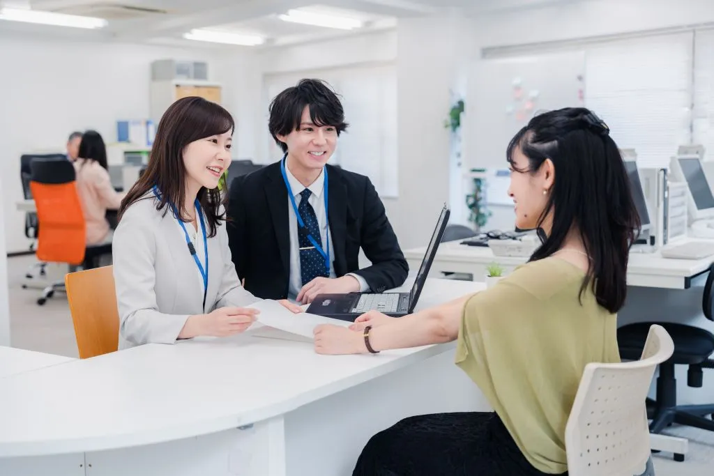 既卒で公務員をめざす方法とは?厳しいと言われる理由やめざすときの流れについて解説