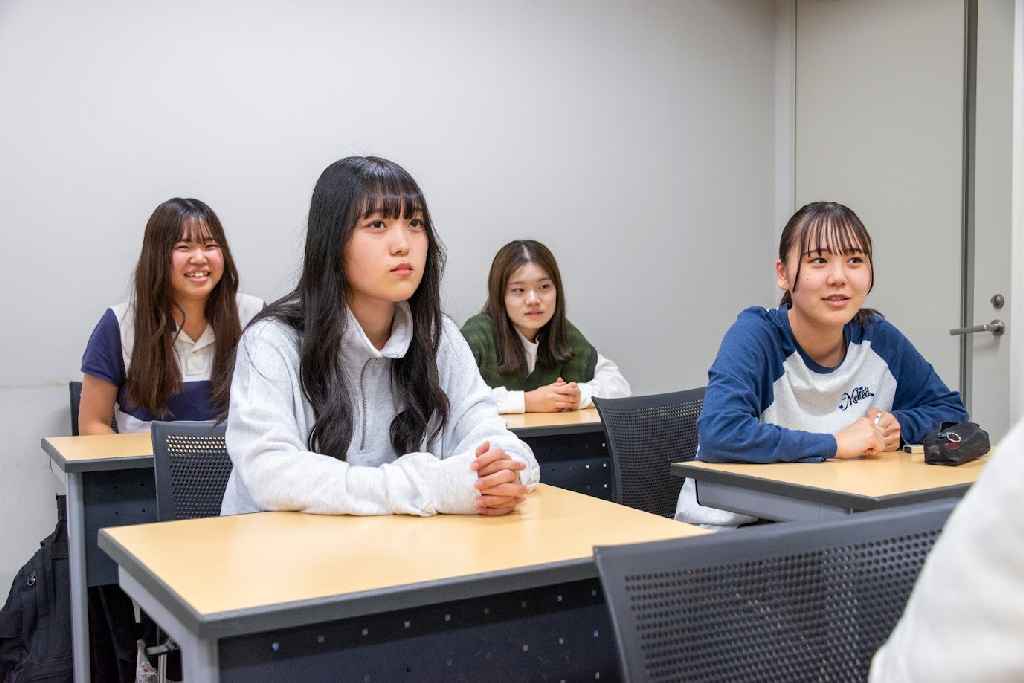 仙台大原の教室で授業を受ける学生たち